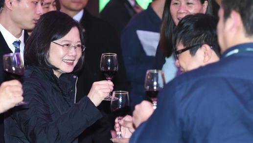1517462818812817.jpg 蔡英文出席民进党年会。(图片来源:台媒)