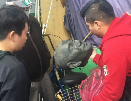 1516263751521560.jpg 蒋介石铜像遭“斩首”。(图片来源:台媒)
