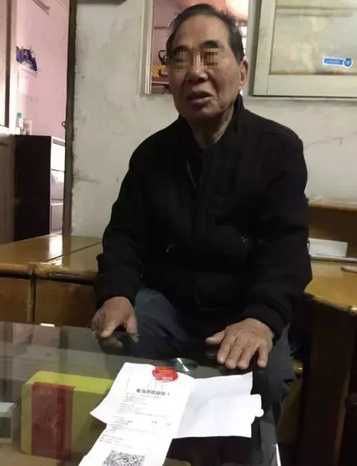 外卖小哥倒贴7趟跑腿费,请陌生视障阿伯吃午餐