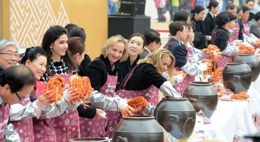 老外在体验韩国的泡菜文化