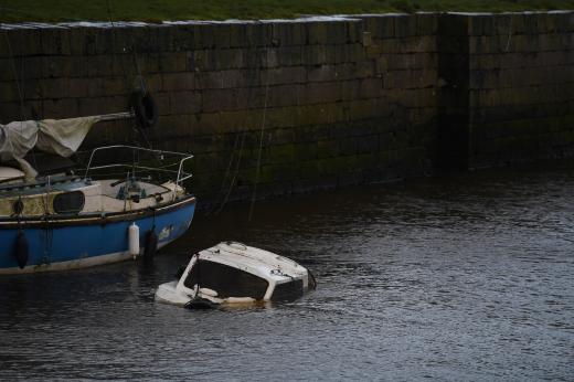 在爱尔兰的戈尔韦湾，一艘船被洪水淹没。