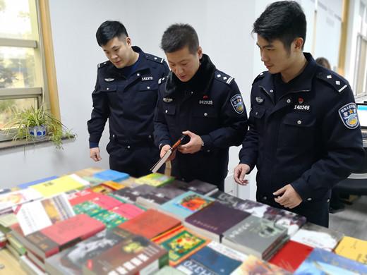 (浙江绍兴公安办案人员对涉案非法出版物样品和种类进行清点整理)