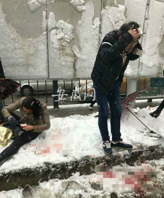 豆腐渣工程?合肥多个公交站亭被雪压垮,1人死