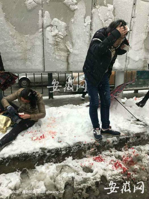 澎湃新闻:安徽合肥多个公交站被雪压垮 致多人受伤(图)