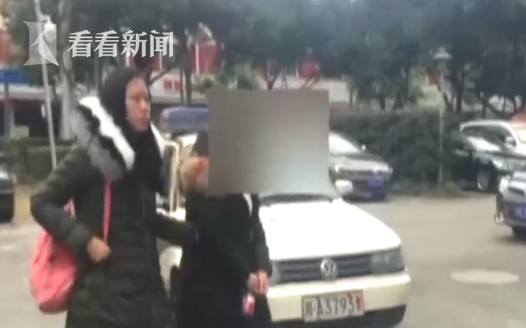 视频|中年妇女携带手枪子弹坐地铁 她想干什么