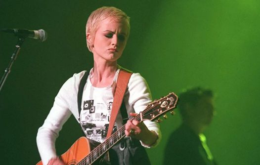 爱尔兰摇滚乐队小红莓主唱去世 年仅46岁 图片