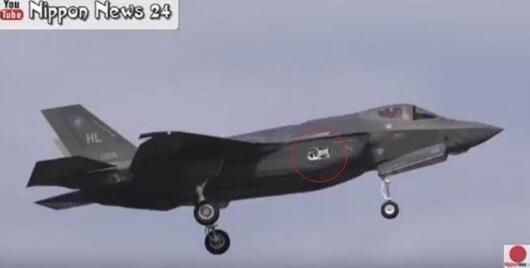 飞丢机身右侧加油和检修舱盖板的美军F-35A战机