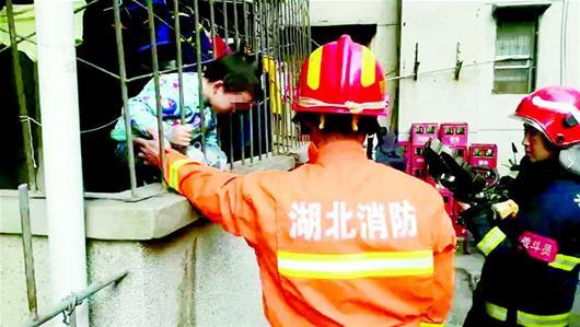 又见熊孩子！男孩调皮头卡防盗窗网 救援官兵拆网救人