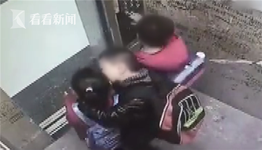 小男孩电梯内猛亲小女孩 面对监控得意挑衅