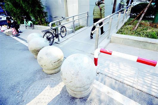 图为：路口的石墩