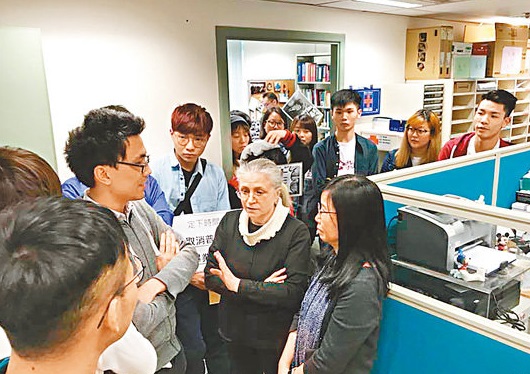 浸大学生会“占领”大学语文中心办公室。图:文汇报