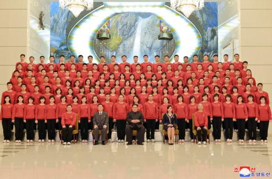 金正恩同赴韩国成功举行祝贺演出的三池渊管弦乐团成员合影