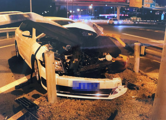 澎湃新闻:女司机撞隔离墩致同事1死1伤 被判8个月缓刑1年