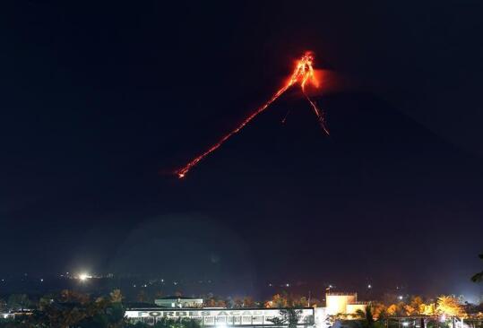 1516073594937955.jpg 菲律宾马荣火山喷发出熔岩。(图源:新华社)