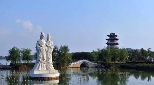 群峰耸立,卓尔不凡~ 二乔故里 有二乔故里的潜山建造出的二乔公园,既