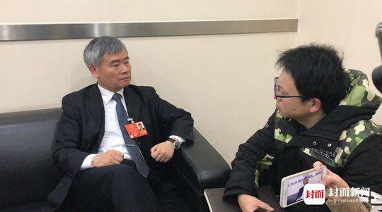 蔡继明接受封面新闻记者采访