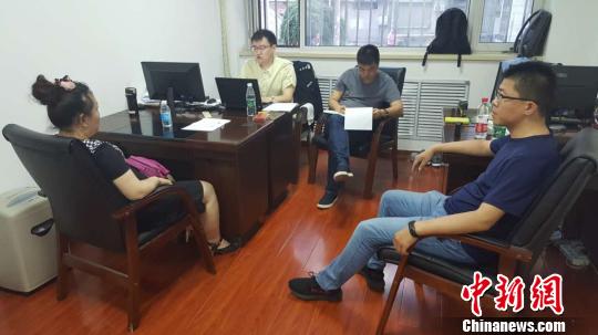 专案组人员调查取证。 陈佑任 摄 专案组人员调查取证。 陈佑任 摄