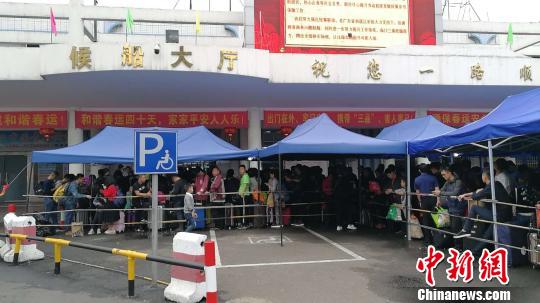 候船待渡 张原 摄