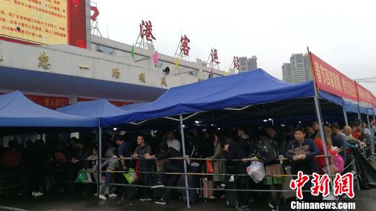 候船待渡 张原 摄