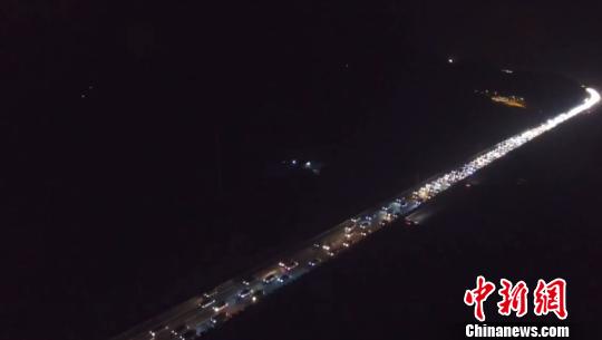 乐广高速公路上的车龙。交警部门提供