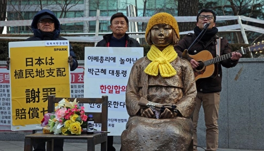 设立在日本驻韩使馆前的少女像