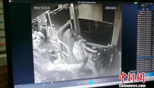 男子脚踹公交车司机瞬间。视频截图