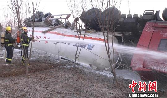 消防官兵对槽罐车进行喷雾冷却,稀释降毒 周岩 摄