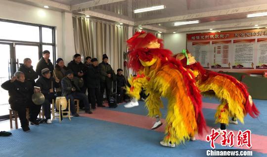 村民们一起排练舞狮节目。 朱志庚 摄