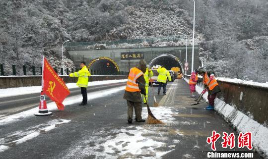  1月28日，江西省德上高速陇首二隧道蟠龙大桥处，高速路政除雪现场。  钟欣 摄