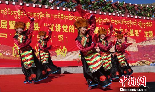 图为藏民族特色舞蹈表演。 孙翔 摄