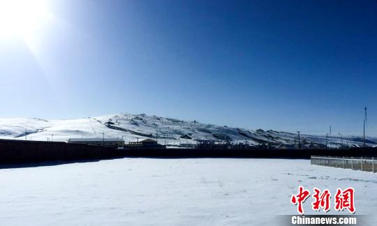 4日,积雪覆盖的玛多县草场。 闫慧 摄