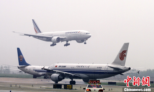 中国新闻网:武汉天河机场因降雪关闭 两百余航班取消