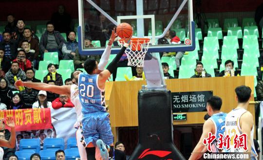 北京首钢队的翟晓川得到13分10篮板的两双数据。 吕杨 摄