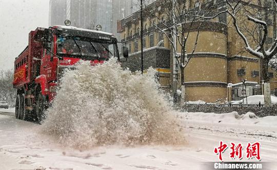 27日大雪,合肥市蜀山区多部门快速反应,出动各种特种车辆,忙碌在抗击风雪第一线。 梅竹 摄