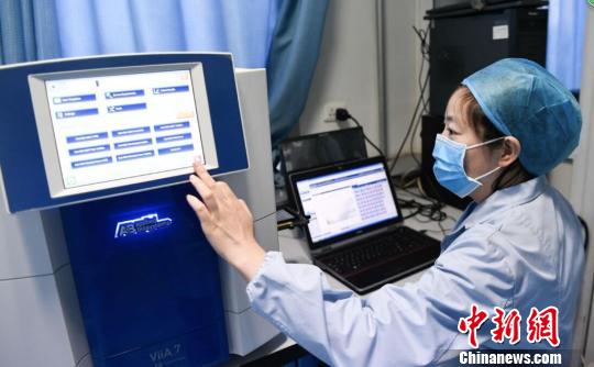 专家表示,全国流感病毒监测结果显示,目前流行的流感病毒未发现影响流感病毒传播力、疾病严重性和耐药性的变异。 范丽芳 摄