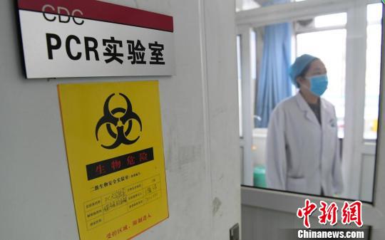 12日,山西省疾控中心通报,该省流感监测结果显示,2018年1月1-10日,全省各级医疗机构报告流感病例732例,较上年同期(236例)上升了210.17%。 范丽芳 摄
