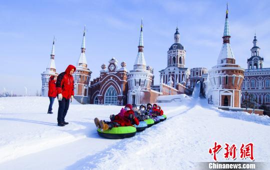 俄式冰雪成黑龙江新宠 滑雪者在城堡中穿梭|伏