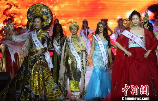 佳丽们盛装登场。 泱波 摄