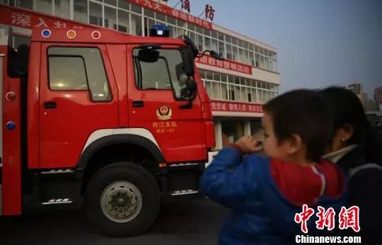 2岁多的儿子不晓得爸爸吴俊寰已不在了。刘忠俊 摄