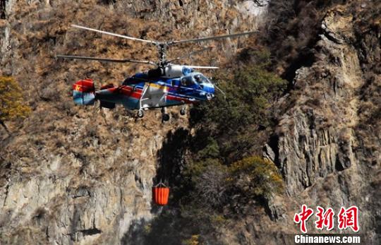 直升机吊水灭火。南航空护林总站提供
