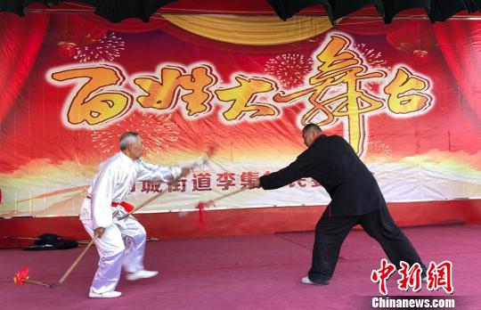 沛公剑传人李凤龙与邻居一起表演《四节镋对枪》。 朱志庚 摄