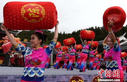 图为乡村春晚上表演的民俗舞蹈《百姓灯笼迎盛世》。 张斌 摄