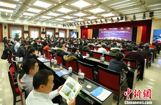 20日，第二届中国节能环保产业与绿色金融高峰论坛在北京举行。　夏宾　摄