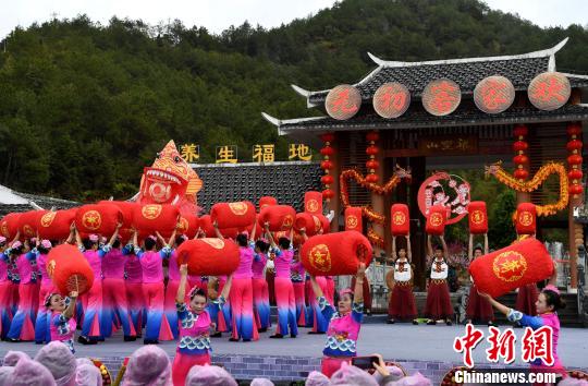 2月25日,农历正月初十,福建龙岩“元初客家欢”乡村春晚在闽西客家武平县举行。来自福建龙岩7个县(市、区)的400多名民间文艺骨干,用丰富的表演形式展现客家乡村浓浓的乡土风情。 张斌 摄