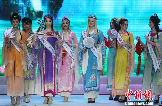 佳丽们身着中国戏装登场。 泱波 摄