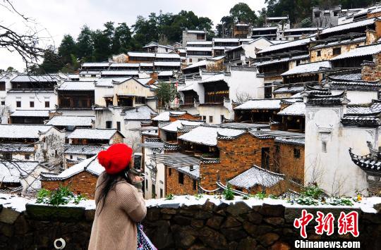 1月26日,江西省婺源县江湾镇篁岭迎来2018年第一场降雪,古村银装素裹。 洪海君 摄 1月26日,江西省婺源县江湾镇篁岭迎来2018年第一场降雪,古村银装素裹。 洪海君 摄