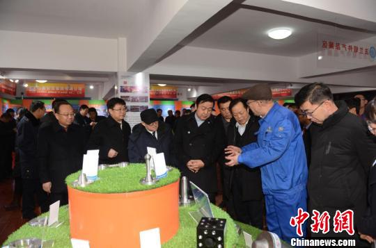 参会人员听取法兰锻造企业产品介绍。 张玉虎 摄