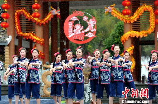 图为乡村春晚上表演的谜语山歌《春满客家》。 张斌 摄