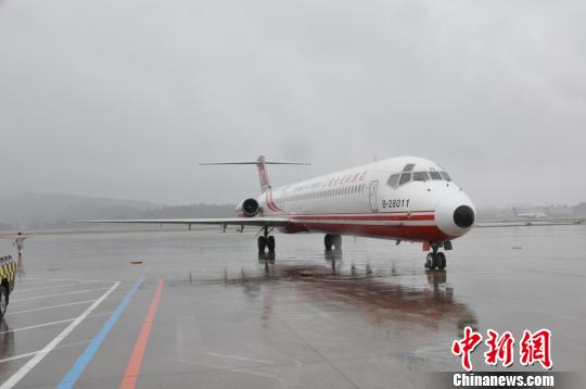 11月29日，伴随着FE110航班起飞的轰鸣声，来自台湾的远东航空，正式开通了福州-台北的航线。　李拯 摄