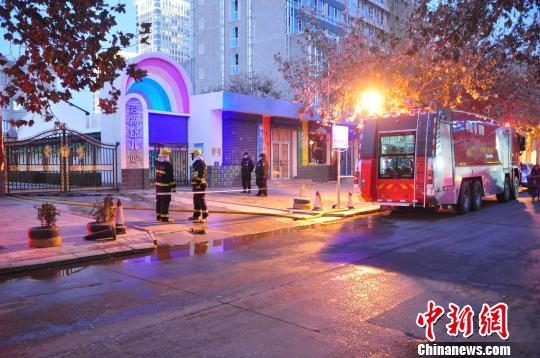 图为事发现场周围拉起了警戒线。 徐巧明 摄